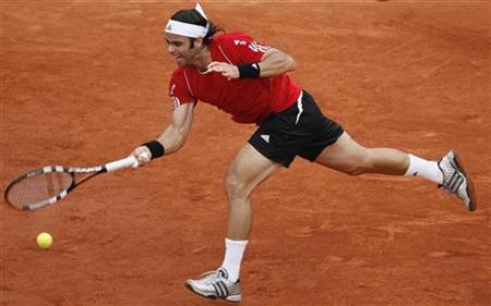 Chile's Fernando Gonzalez beats Robby Ginepri of the U.S. during the French Open tennis tournament at Roland Garros in Paris June 2, 2008
