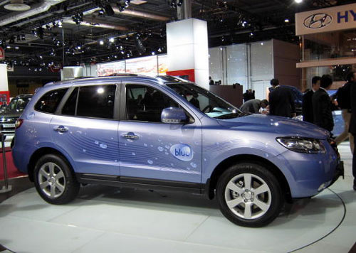 Hyundai shows a hybrid version of its Santa Fe at the Paris Motor Show