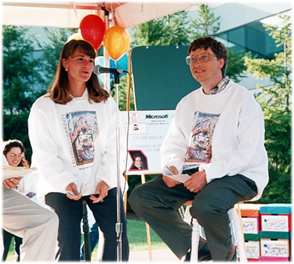 Newlyweds Melinda and Bill Gates at a charity raffle, 1994 Newlyweds Melinda and Bill Gates at a charity raffle, 1994
