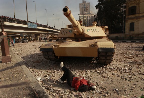 2011, Egypt: protest lies down in front of tank