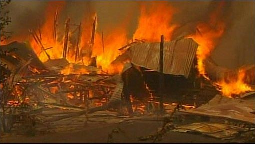 hundreds of firefighters are tackling bush fires in the state of Victoria