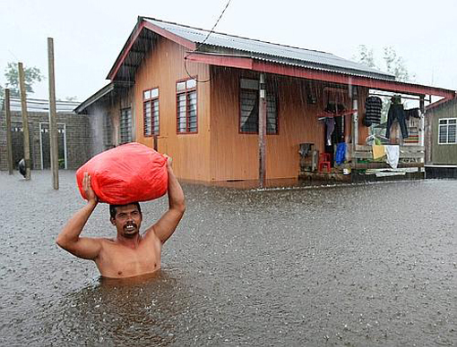 More than 16,000 Malaysians have evacuated their homes as flood waters continued to rise following incessant rainfall in six states.