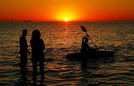 Melbourne sizzles at more than 40 C for four consecutive days, the longest spell of extreme heat since 1908