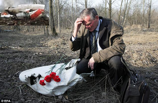 Polish man mourn at site of plane crash that killed Polish President Lech Kaczynski