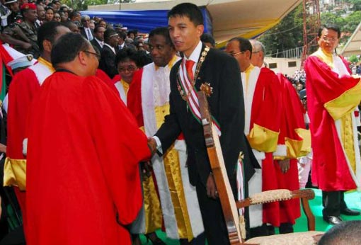 Madagascar President, Andry Rajoelina (C) shakes hands with the official after being sworn in in Antananarivo, Madagascar, 21 March 2009. Tens of thousands of his supporters attended the ceremony at a sports arena in the capital, Antananarivo, but it was boycotted by many diplomats