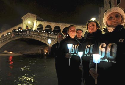 WWF (World Wildlife Fund) activists stand with candles as The Rialto Bridge lights are lit off, in Venice, Italy, Saturday, March 28, 2009 WWF (World Wildlife Fund) activists stand with candles as The Rialto Bridge lights are lit off, in Venice, Italy, Saturday, March 28, 2009