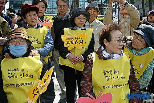 volunteers honoring survivor of military rape camp organized by Japanese Imperial Army during WWII