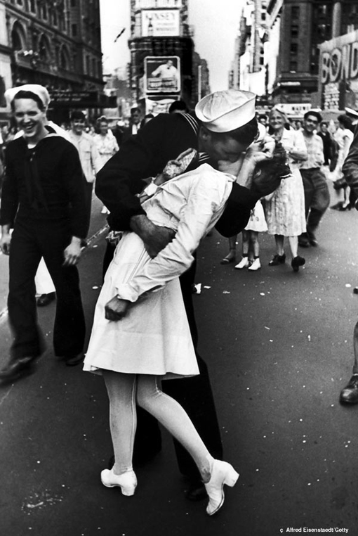 Edith Shain, nurse kissing Navy man in Eisenstaedt's iconic WWII photo on VJ-Day