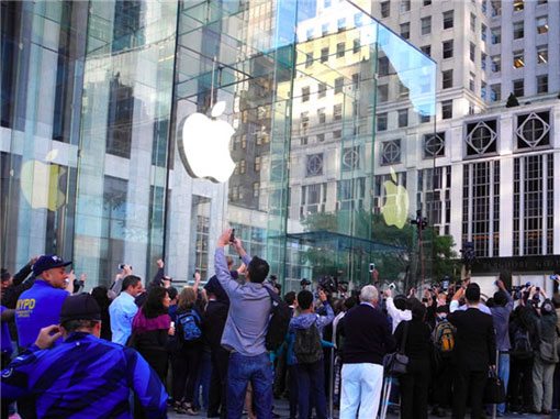crowd gathering for iPhone 5