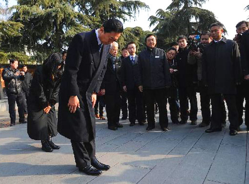 Former Japanese Prime Minister Yukio Hatoyama and his wife bow as they mourn for the Nanjing Massacre victims at the Memorial Hall of the Victims in Nanjing Massacre by Japanese Invaders in Nanjing