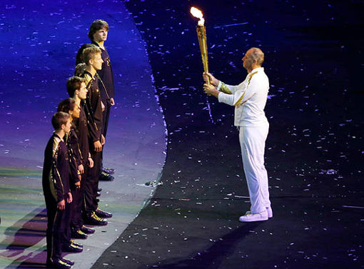 Sir Steve Redgrave hands off Olympic torch to young athletes in London